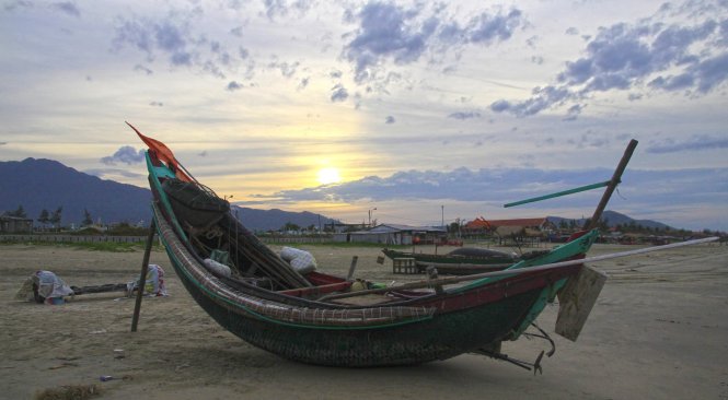 Bãi biển Lăng Cô cũng là địa điểm tập trung thuyền của ngư dân địa phương